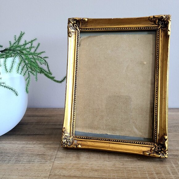 Vintage gold wooden picture frame with glass. - Picture 1 of 4